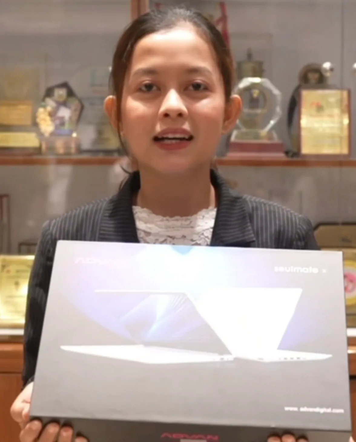 Rico Waas Tepati Janji, Hadiahkan Laptop Untuk Angela Natalia Zaluku