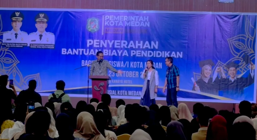 Rico Waas Tepati Janji, Hadiahkan Laptop Untuk Angela Natalia Zaluku