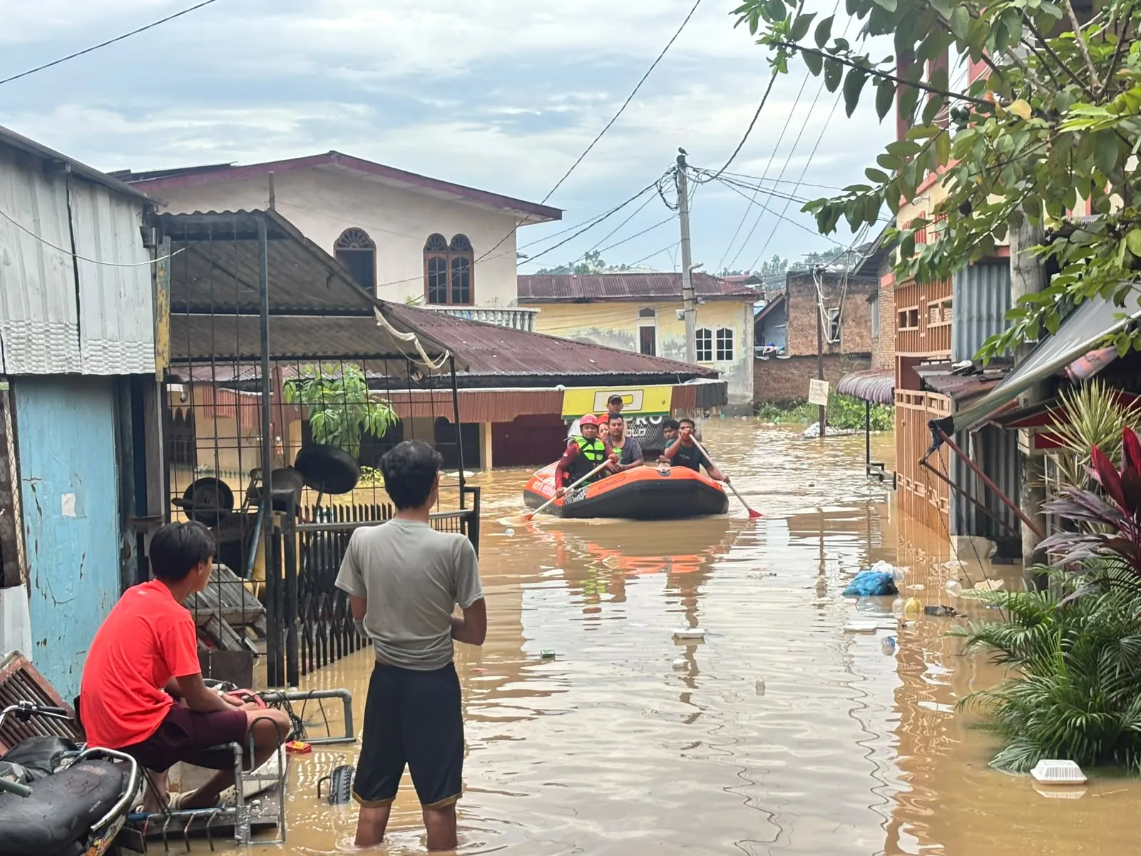 Rico Waas Gerak Cepat Tangani Banjir, BPBD Siaga Sejak Malam, Damkar Dikerahkan Bersihkan Sisa Lumpur