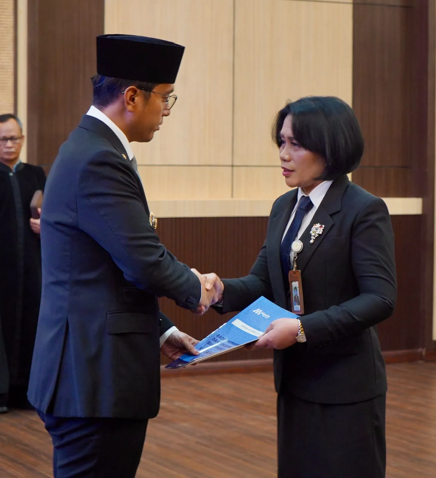 Pesan Rico Waas Saat Lantik Erisda Hutasoit Jadi Sekretaris DPRD: Jaga Hubungan Eksekutif Dan Legislatif