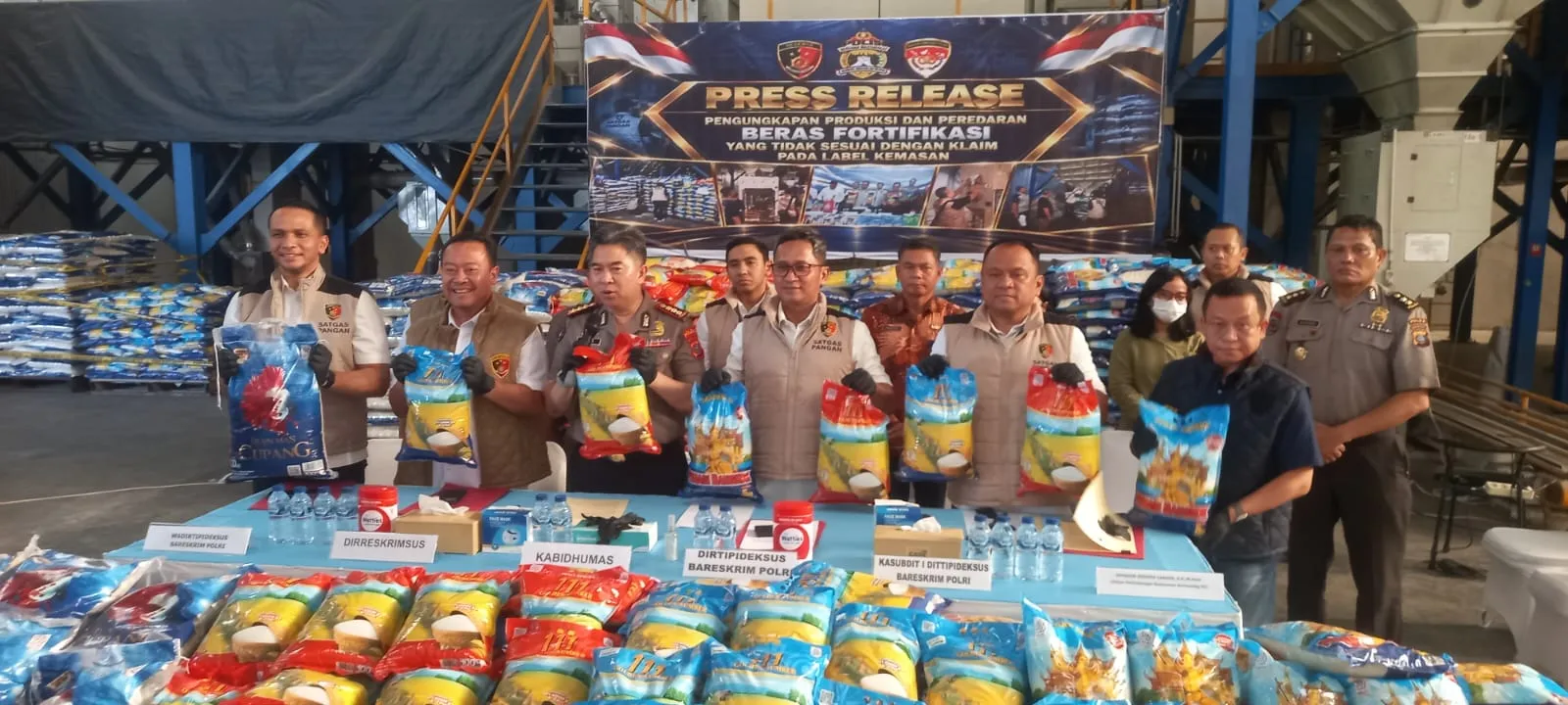 Tidak Sesuai Mutu, Bareskrim Polri dan Polda Sumut Gerebek Gudang Beras di Percut Seituan