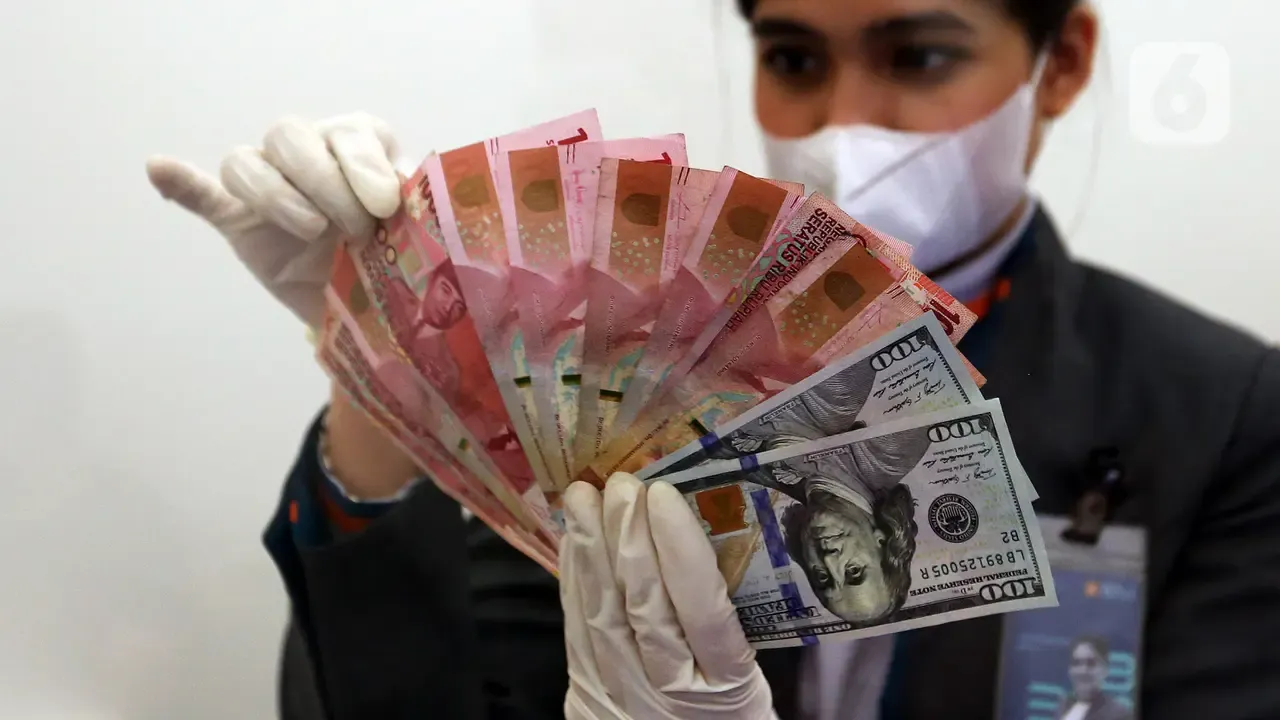 Tertekan Lonjakan Harga Minyak dan Dolar AS, Rupiah Melemah ke 17.903