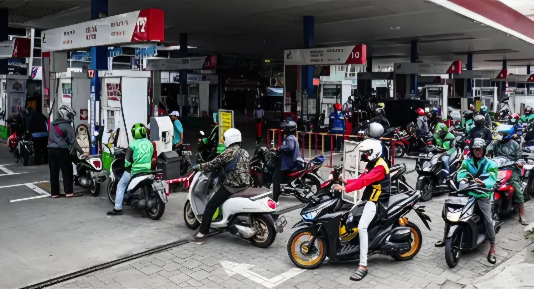 BBM Subsidi Diburu, Bahlil Akui Ada Shifting dan Antrean di SPBU