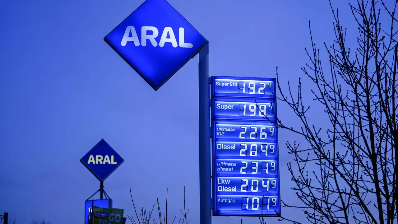 Harga Minyak Dunia Naik 4% ke US$104 per Barel