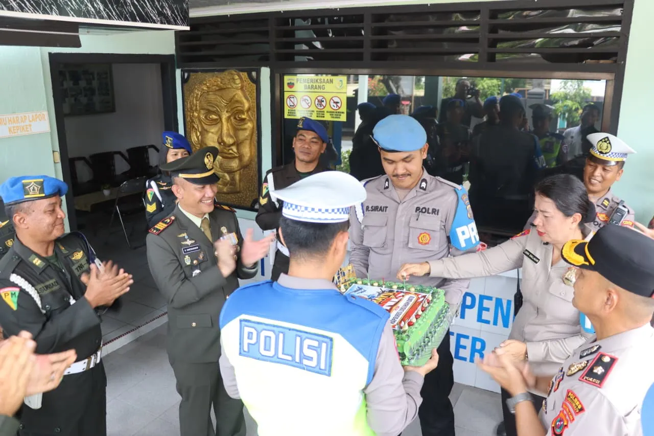 Perwira Polres Labuhanbatu Berikan Kejutan pada TNI