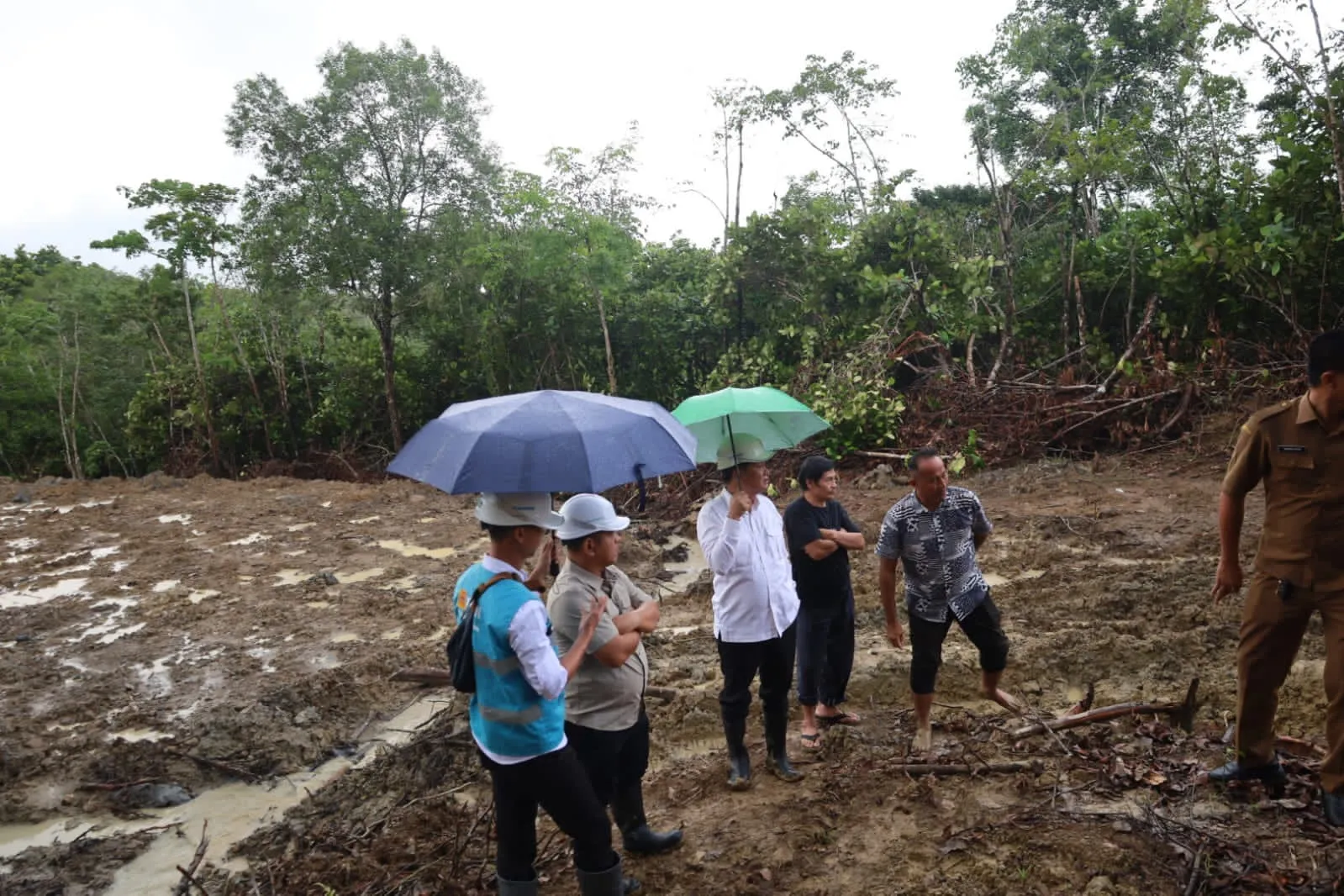Bupati Nias Barat dan Manajer UP3 Nias Cek Kesiapan Lokasi Pembangunan PLTD 10 MW