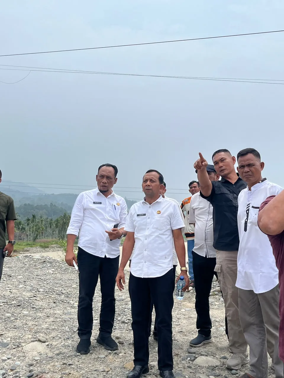 Bahas Penanganan Jalan Darurat Natam, Camat dan Kadis PUPR Tinjau Lokasi
