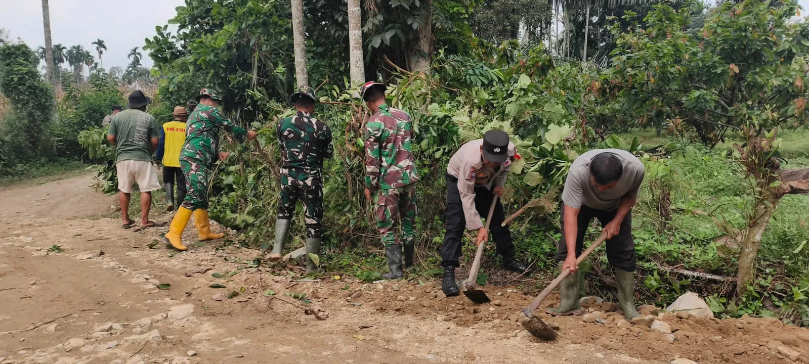 Satgas TMMD dan Warga Bersihkan Jalan Desa Lawe Kulok