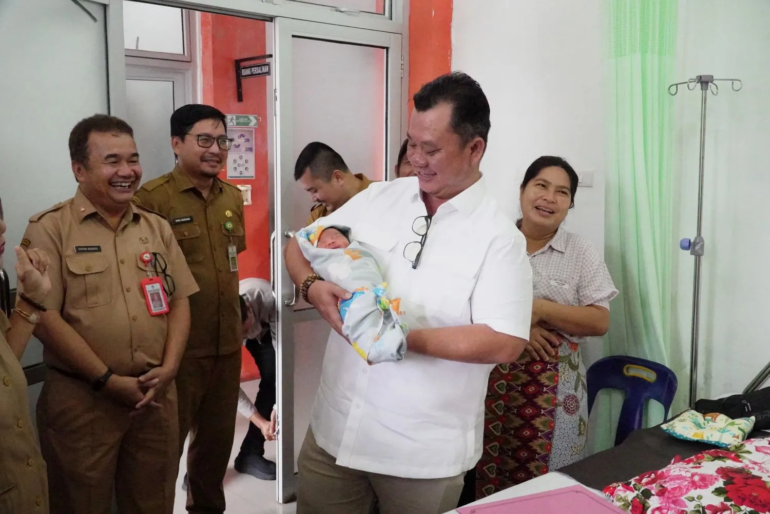 Wali Kota Sowa'a Laoli Perkuat Pelaksanaan Inovasi BERSERI melalui Penyerahan Akta Kelahiran