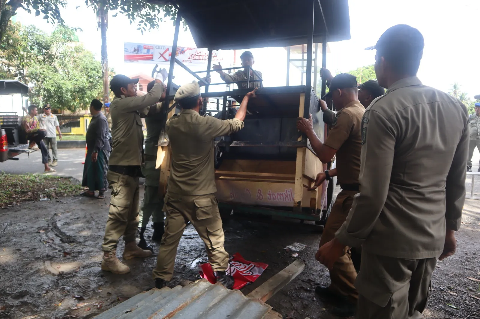 Satpol PP dan WH Aceh Besar Bongkar Bangunan Liar di Akses Bandara SIM