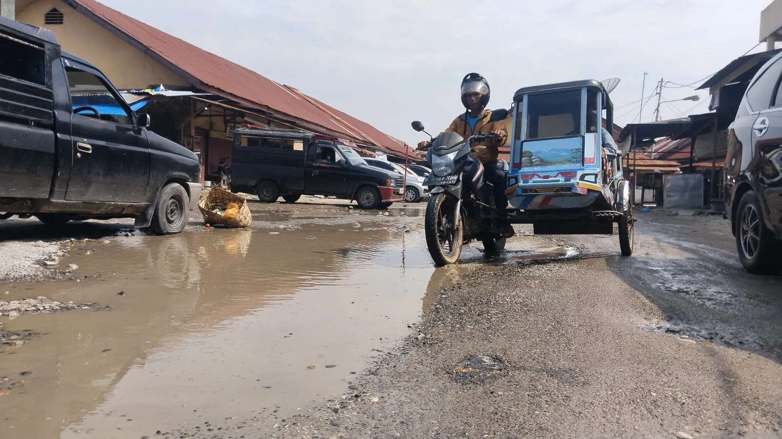 Pedagang Menjerit, Jalan Becek di Pajak Terpadu Kutacane Dikeluhkan