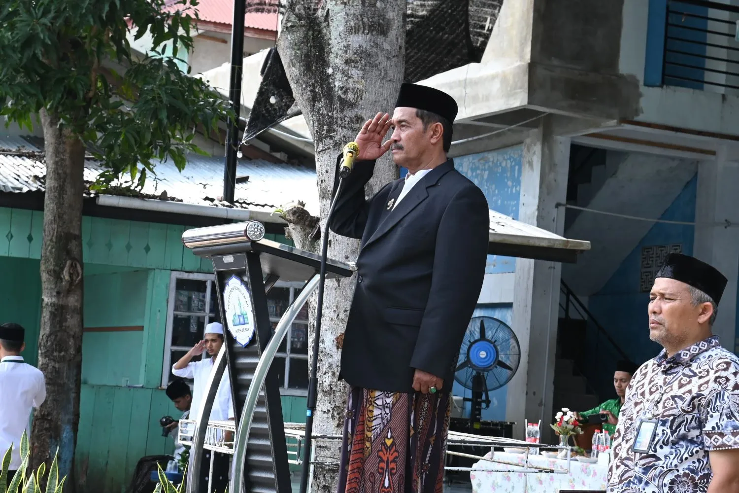 Usai Jadi Irup, Wabup Berbaur dengan Santri Dayah Ruhul Falah Samahani