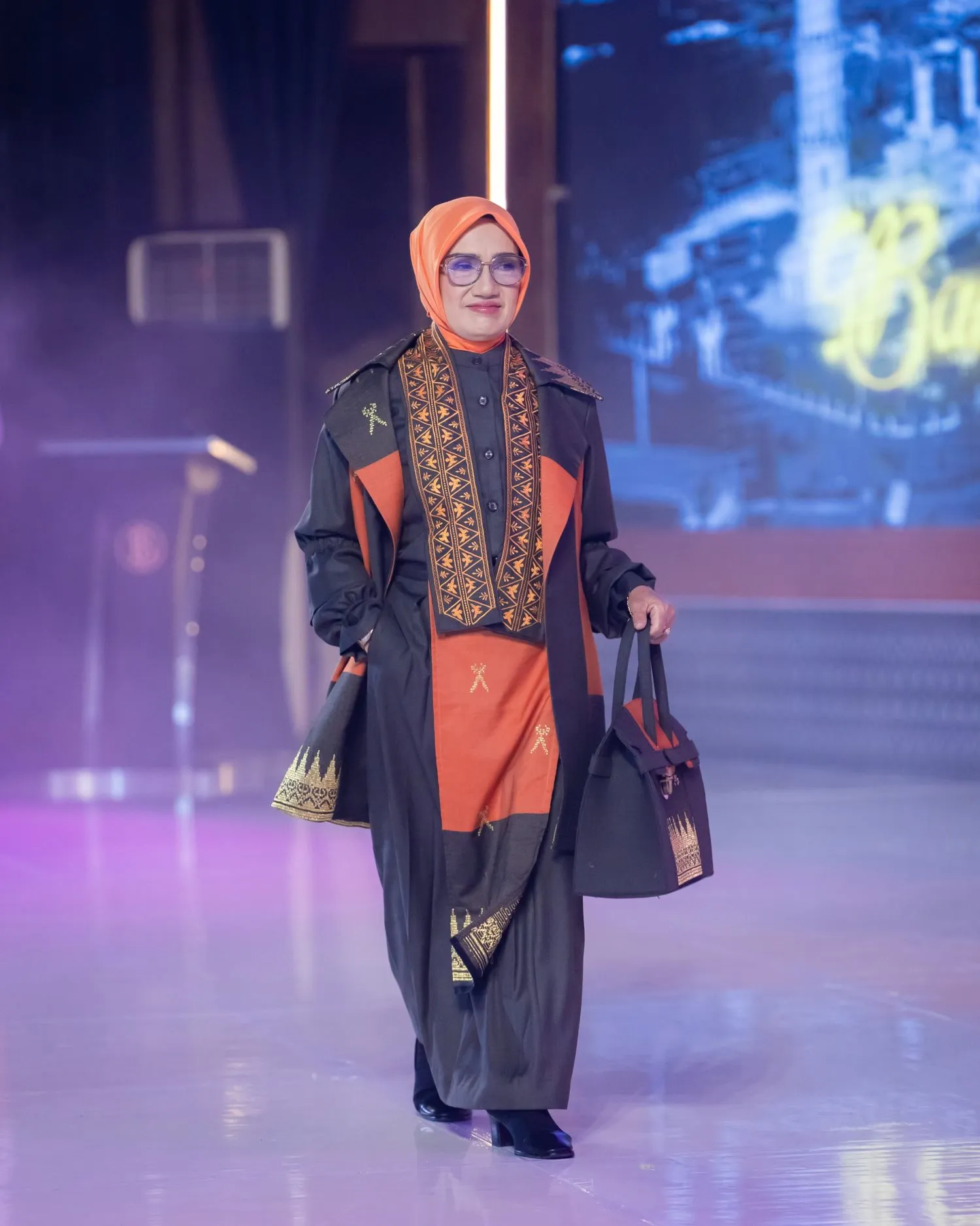 Ketua dan Wakil Ketua Dekranasda Aceh Besar Tampilkan Inovasi Wastra pada Meuseuraya Festival