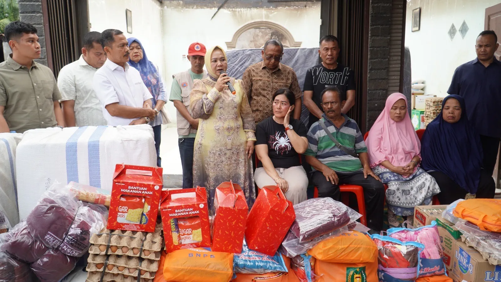 Plt. Bupati Tiorita Bantu Korban Kebakaran di Salapian