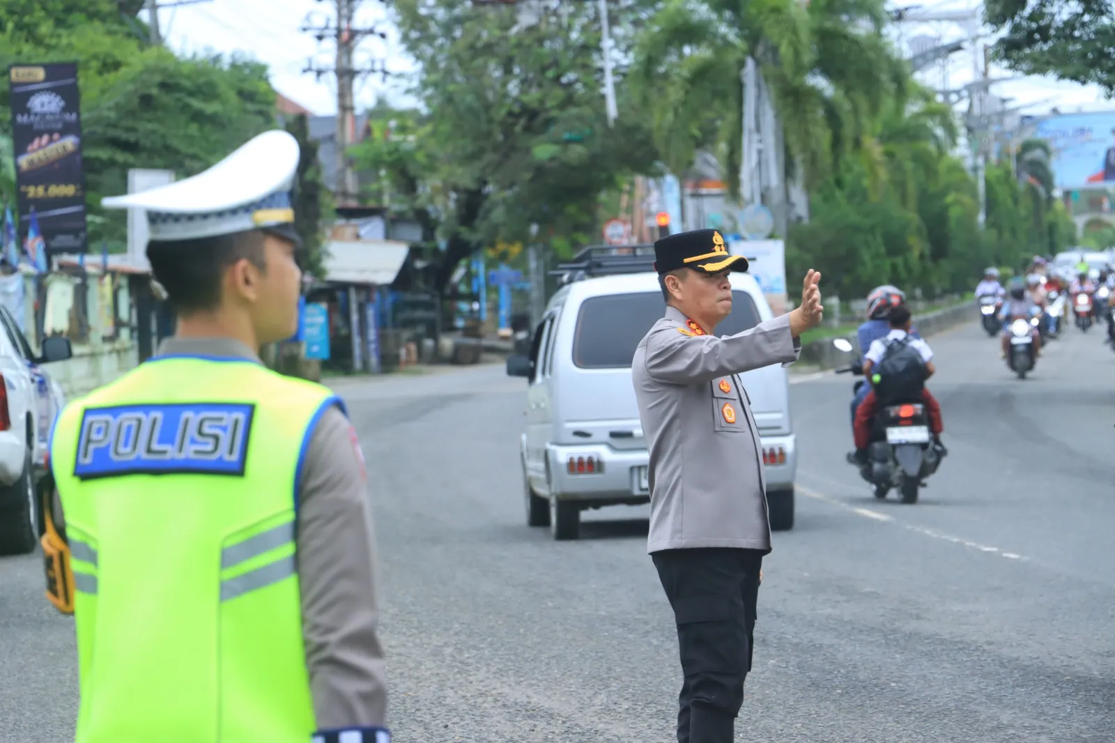 Senyum di Balik Peluit Pagi: Cerita Kapolres Aceh Utara Mengurai Riuh Jalanan