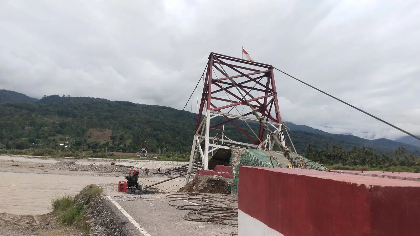 Urat Nadi Warga Terputus, Jembatan Gantung Kubang Jaya Amblas Diterjang Sungai Alas
