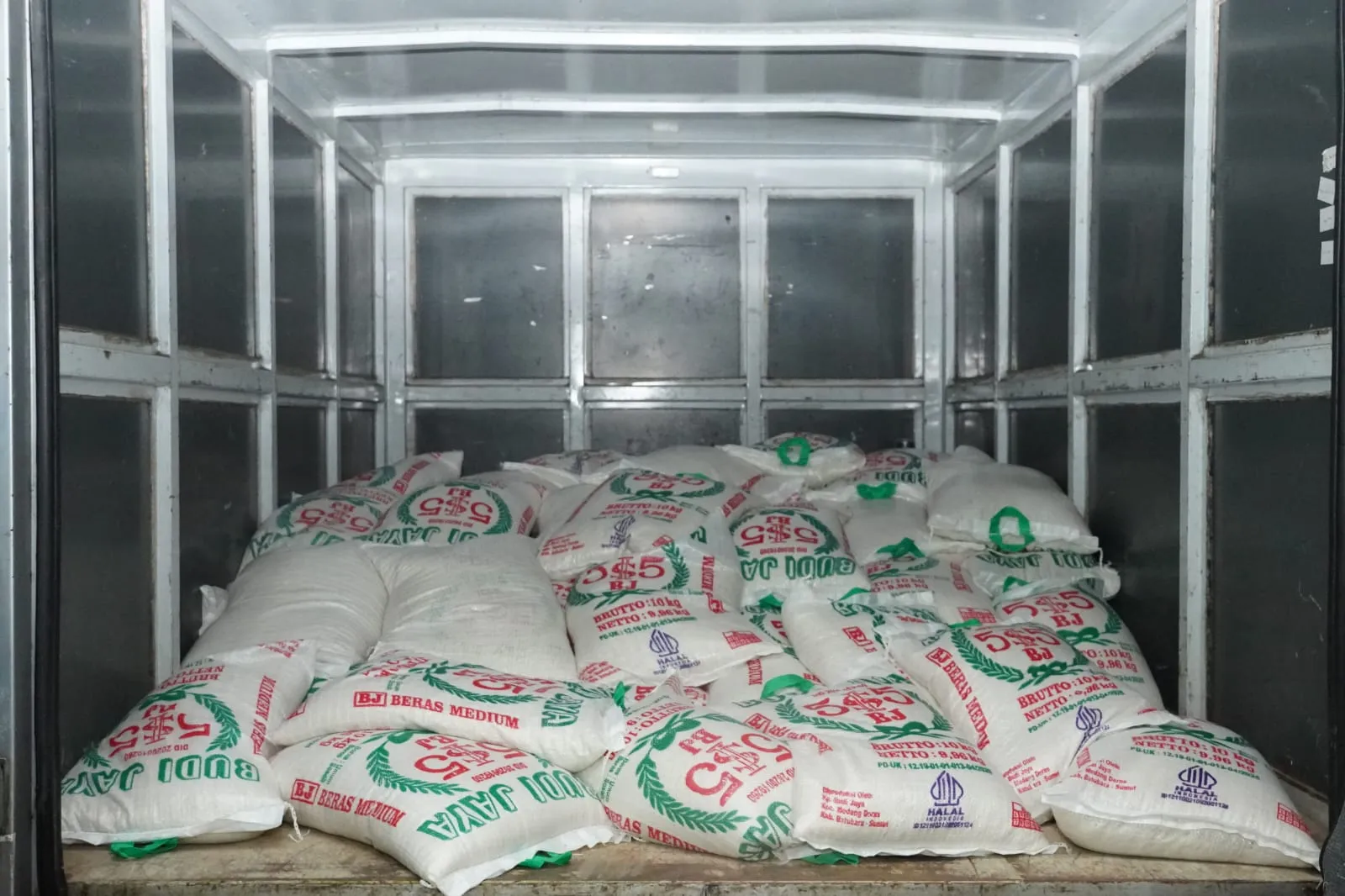 Bupati Batubara Bersama Anggota DPR RI Sugiat Santoso Salurkan Bantuan Ke Pesantren
