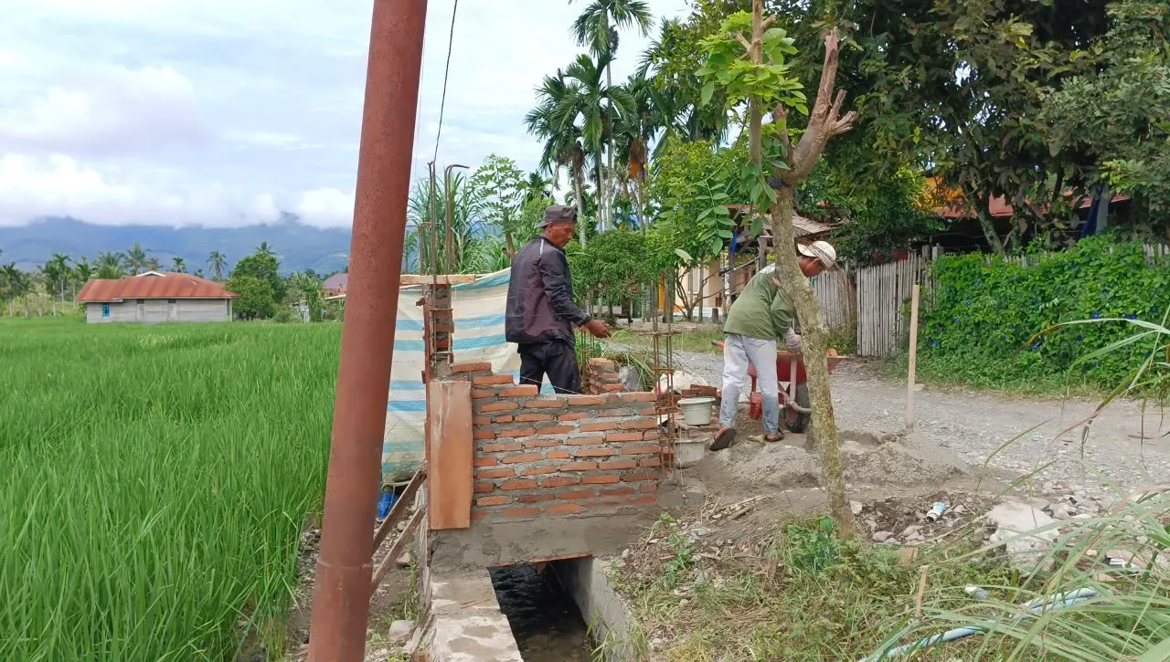 Bangun Harapan dari Dinding Rumah hingga Jembatan: Wujud Hati TNI di TMMD ke-130 Aceh Tenggara