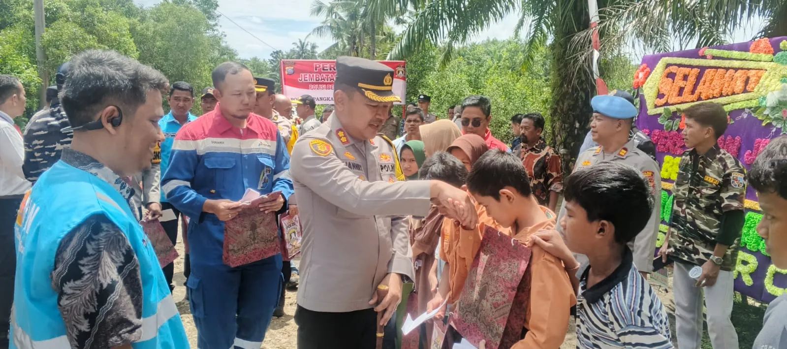 Akses Kembali Terhubung, Kapolres Langkat Resmikan Jembatan Merah Putih di P. Susu