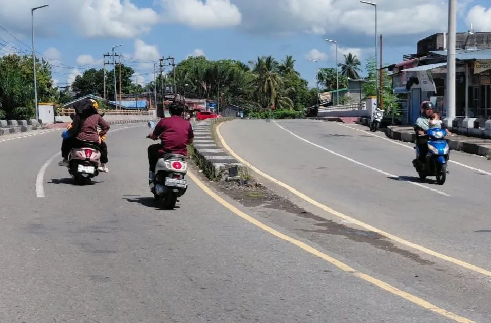 Ujung Median Jalan Pulau Kayu Abdya Tanpa Penanda, Pengendara Terancam Celaka