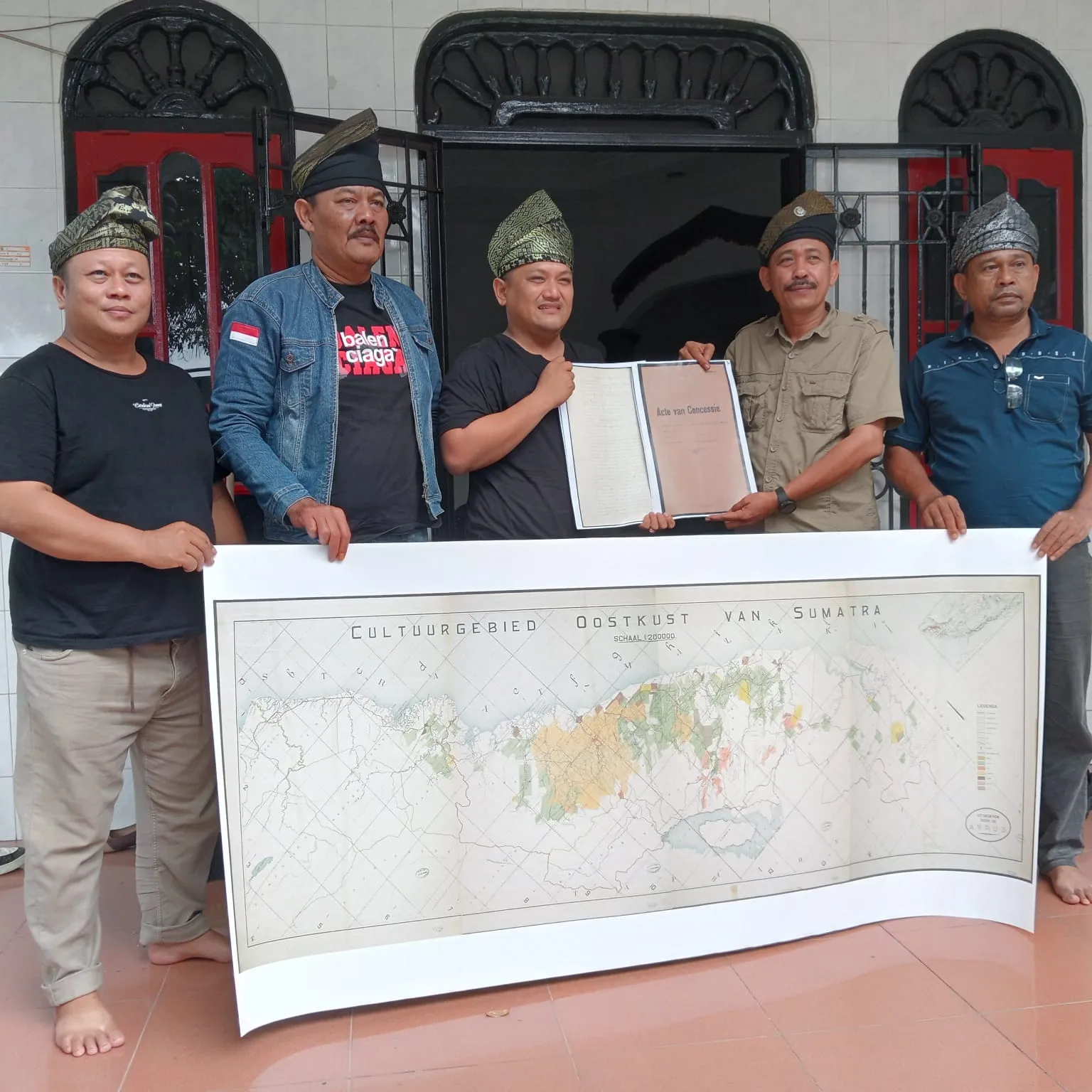 Kedatukan Limapuluh Serahkan Salinan Dokumen Akta Konsesi Belanda kepada Zuriat Kedatukan Tanjung Kasau