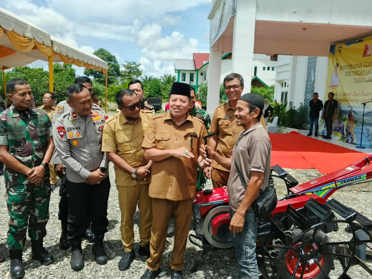 Bupati TRK Serahkan Bantuan 17 Hand Traktor dan 4 Mesin Perontok Padi ke Kelompok Tani Beutong Ateuh