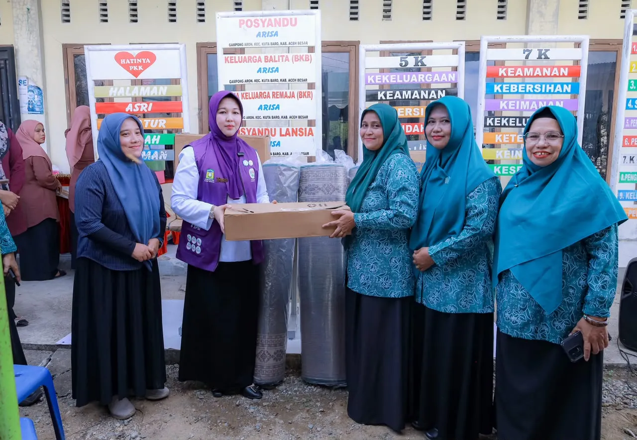 Ketua TP PKK Aceh Besar Kunjungi Gampong Aron, Salurkan Bantuan dan Pantau Posyandu