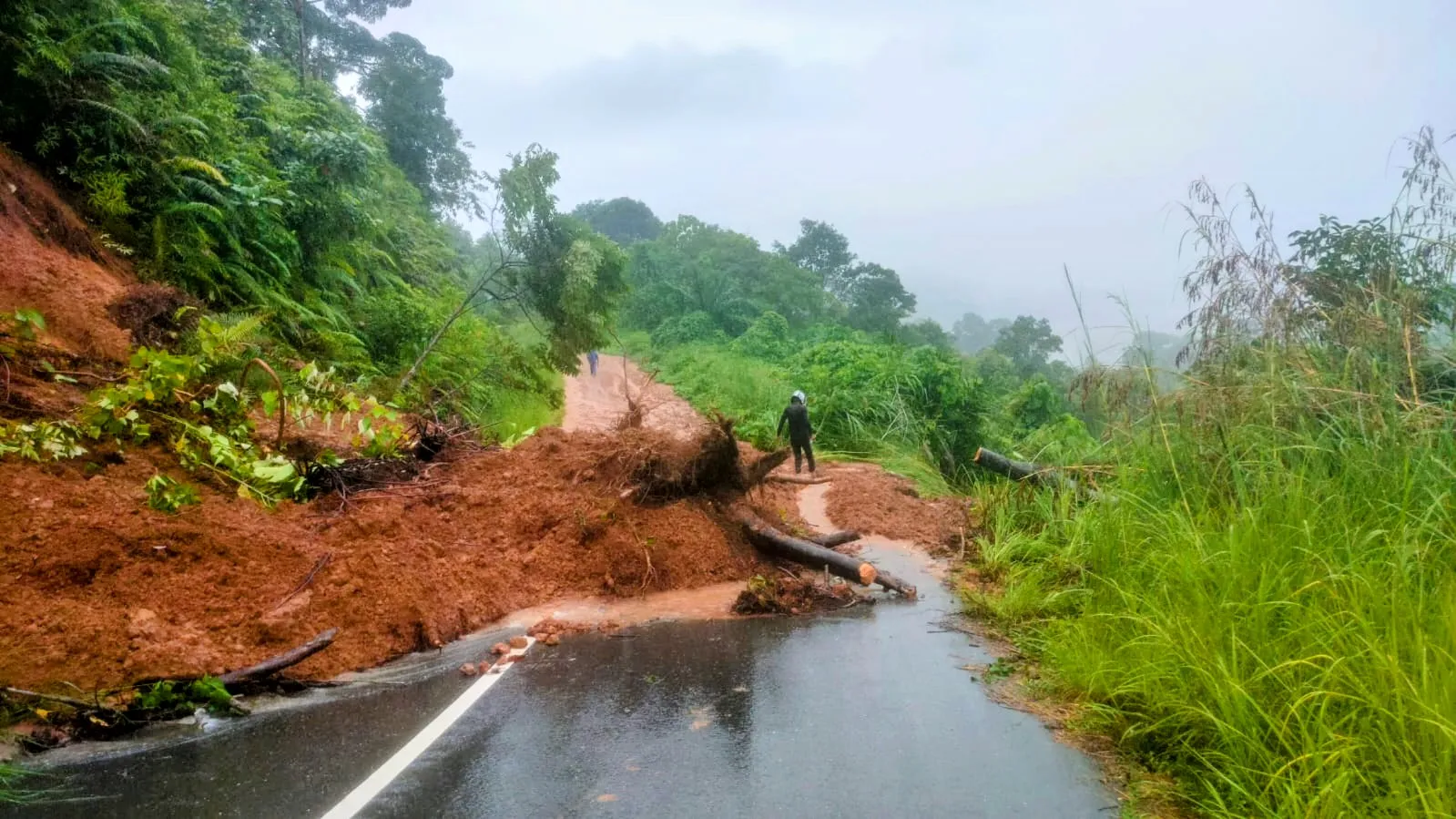 Longsor Tutup Jalan KM 8 Babah Rot Abdya, Arus Babahrot–Gayo Lues Lumpuh Tiga Jam