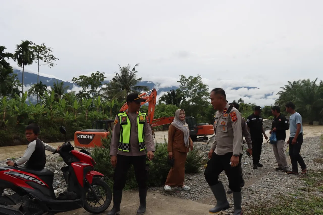 Wakapolres Agara Tinjau Tanggul Jebol dan Bantu Warga Terdampak Banjir