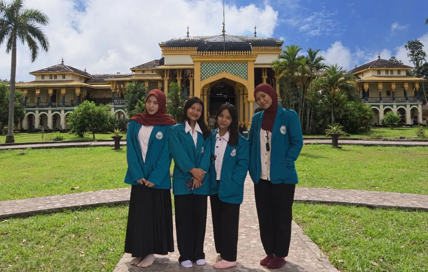 Mempertahankan Identitas di Tengah Keberagaman