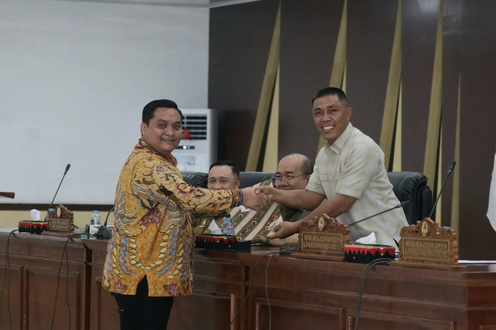 DPRD Gunungsitoli Sampaikan Pandangan Umum Fraksi atas Dua Ranperda Pemerintahan Desa