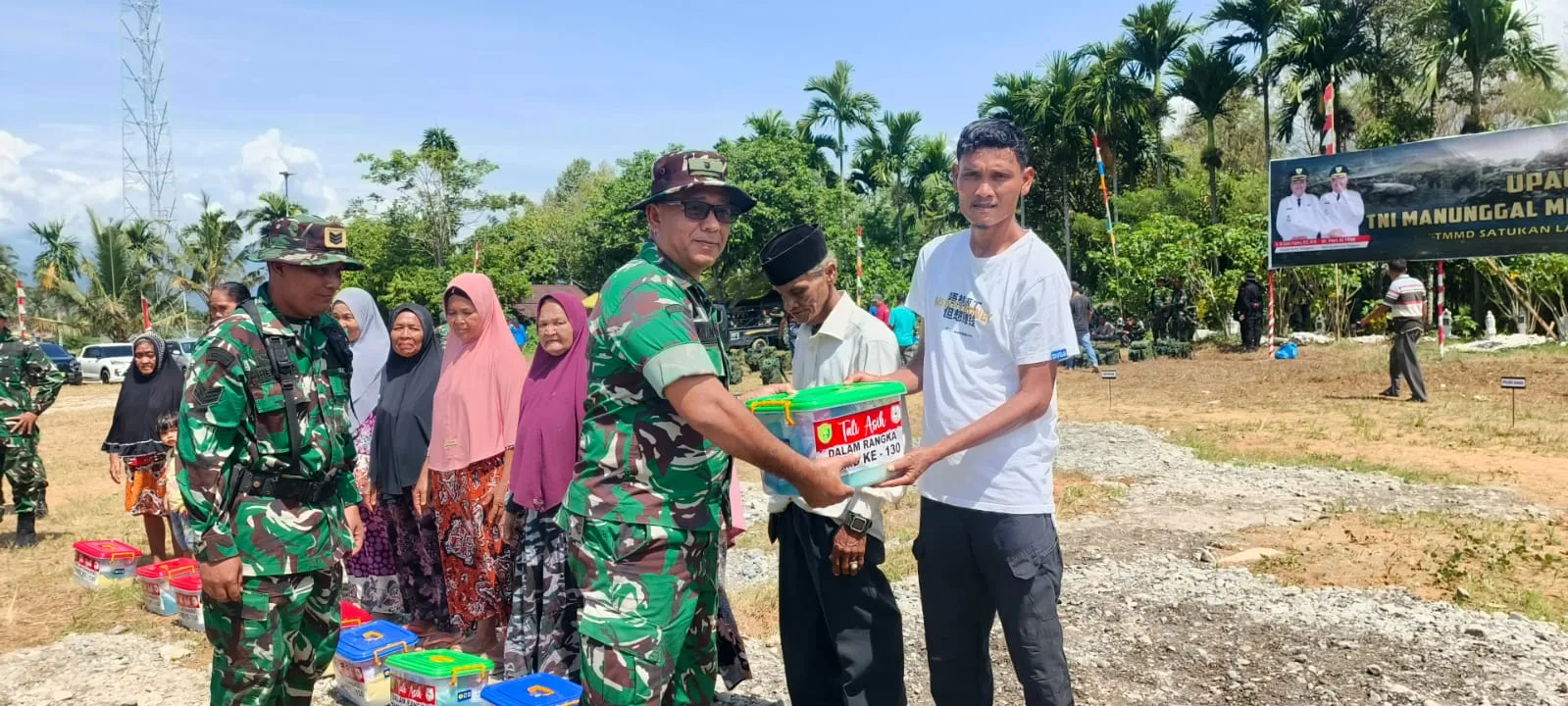 Kodim Agara Bagikan Paket Sembako di Lokasi TMMD ke-130
