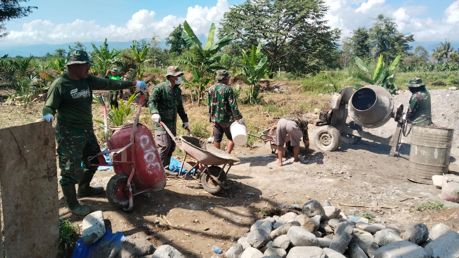 Babinsa dan Warga Kebut Pembangunan Jembatan Gantung di Buah Pala