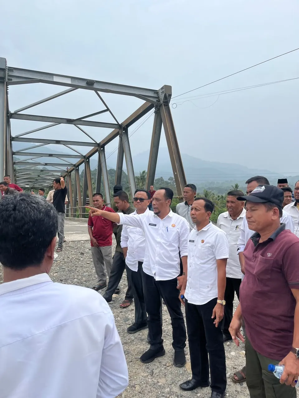 Bahas Penanganan Jalan Darurat Natam, Camat dan Kadis PUPR Tinjau Lokasi
