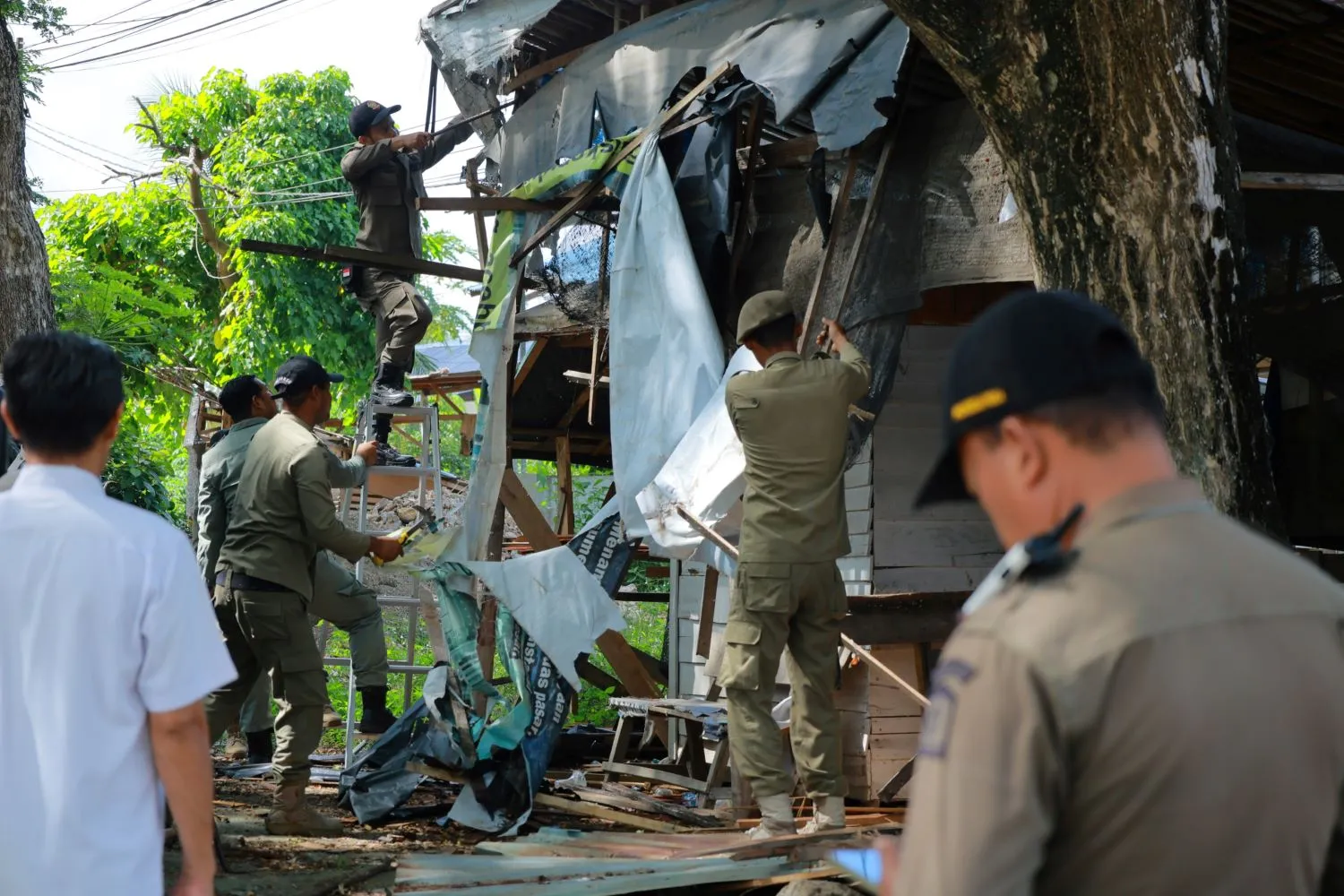 Satpol PP dan WH Aceh Besar Bongkar Bangunan Liar di Blang Bintang