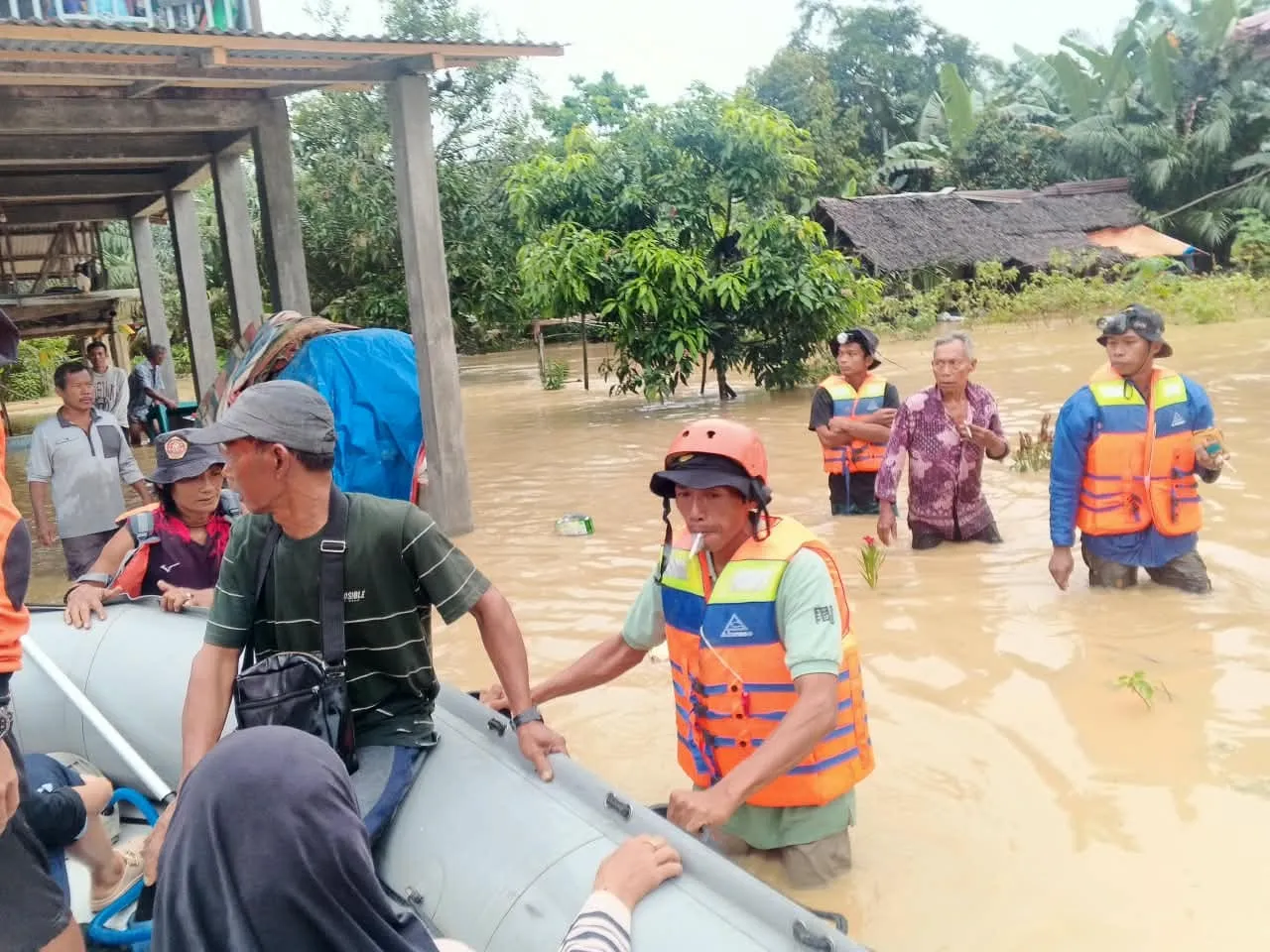 Tiorita Gerak Cepat Tangani Banjir Besitang, Salurkan Bantuan dan Layanan Kesehatan