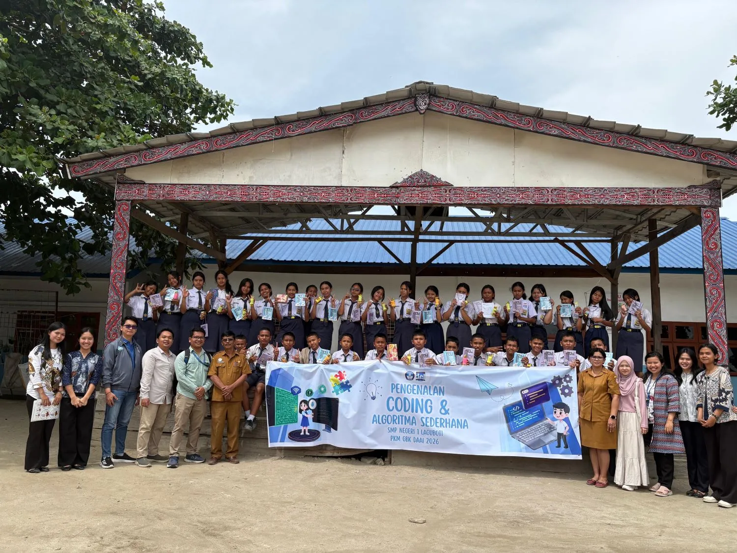 IT Del Perkenalkan Coding dan Algoritma kepada Siswa SMPN 1 Laguboti Lewat Permainan Interaktif