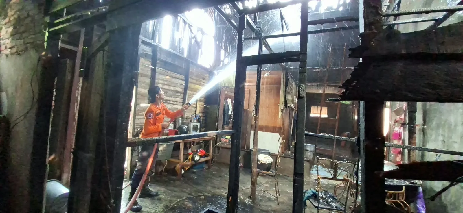 Satu Rumah Semipermanen di Sungai Pauh Tanjung Terbakar