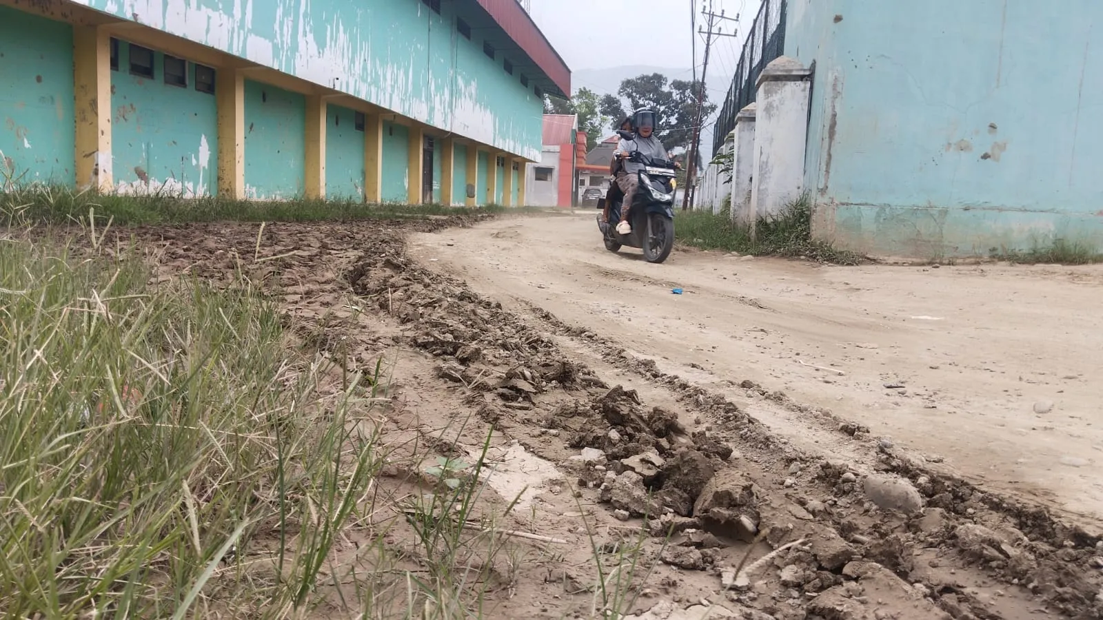 Jalan Samping GOR Kutacane Kumuh Pascabanjir, Warga Sesak Hirup Debu