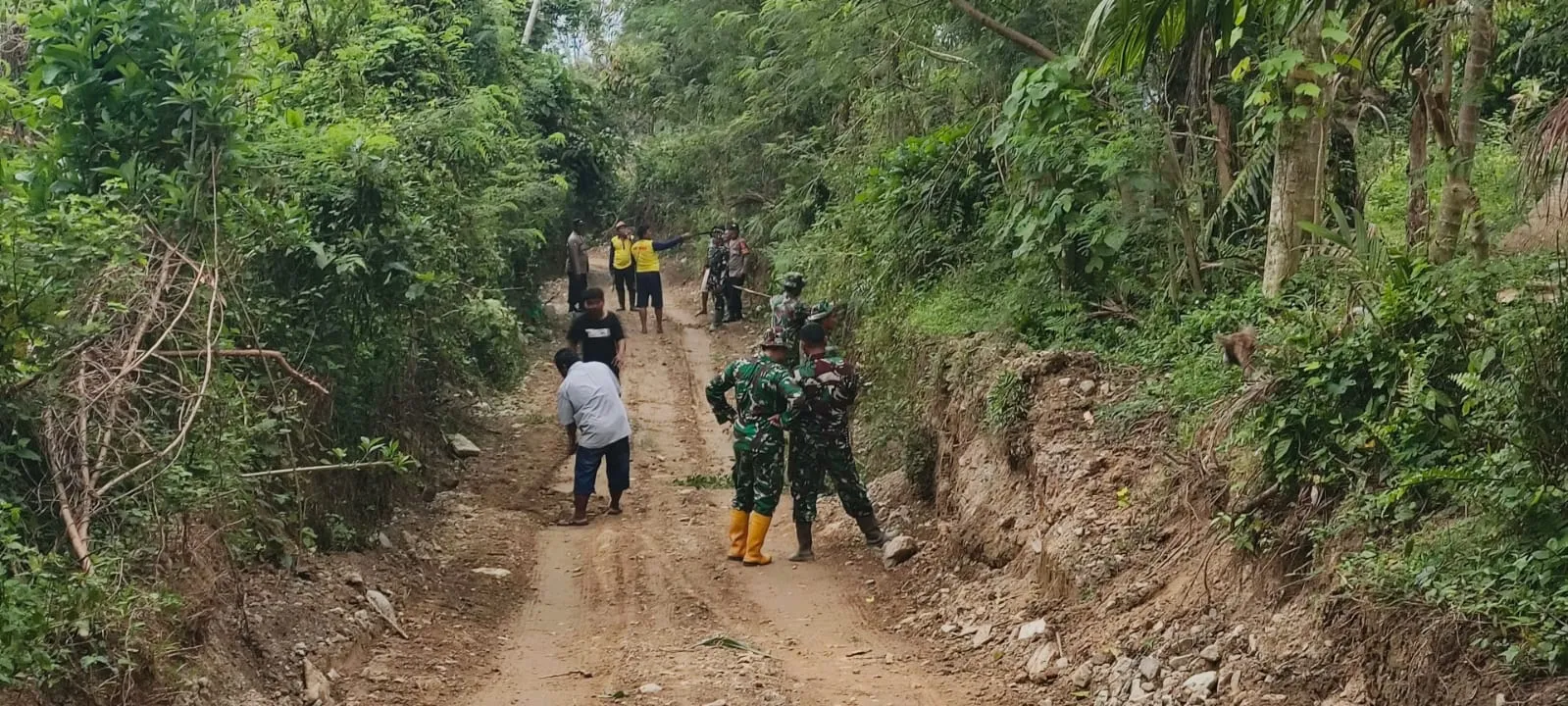 Satgas TMMD dan Warga Bersihkan Jalan Desa Lawe Kulok