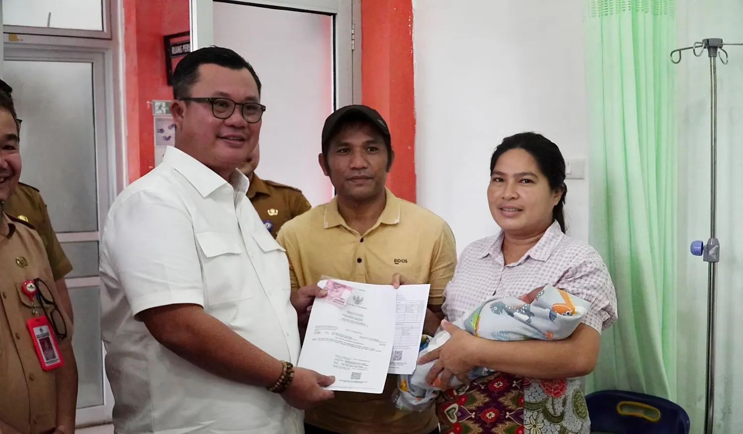 Wali Kota Sowa'a Laoli Perkuat Pelaksanaan Inovasi BERSERI melalui Penyerahan Akta Kelahiran