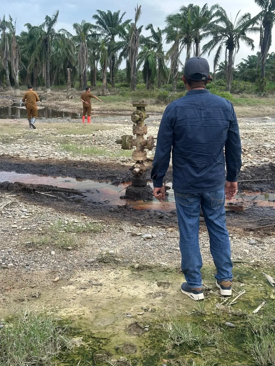 Sahuti Keluhan Masyarakat, Anggota DPRK Aceh Tamiang Tinjau Luapan Limbah dari Sumur Tua Pertamina