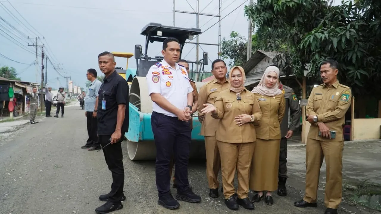 Plt. Bupati Tiorita Tinjau Perbaikan Jalan Secanggang, Dorong Kelancaran Ekonomi Warga