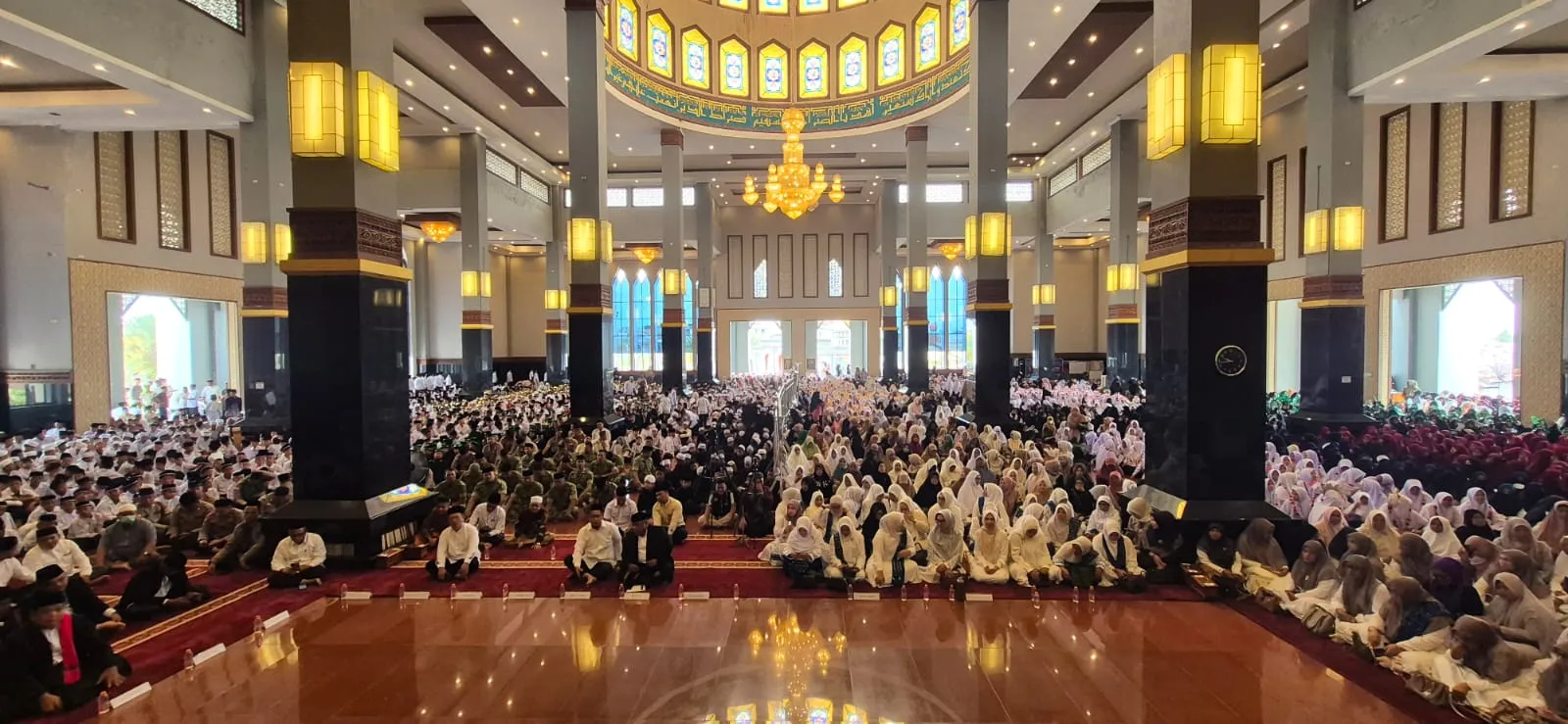 Masjid Agung At-Taqwa Tak Muat, Ribuan Santri Hadiri Tabligh Akbar Hari Santri