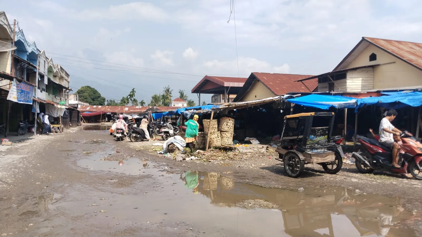 Pedagang Menjerit, Jalan Becek di Pajak Terpadu Kutacane Dikeluhkan