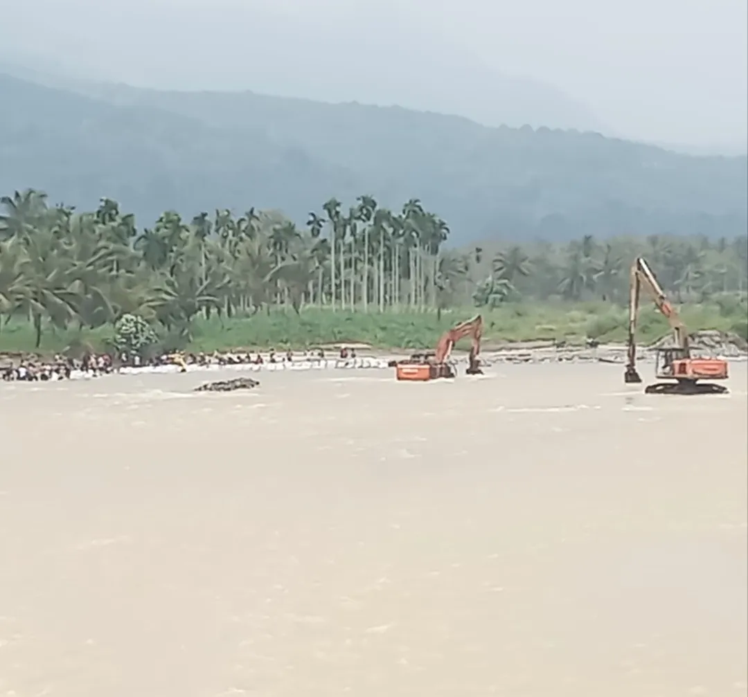 Gotong Royong Tutup Aliran Sungai Alas demi Pulihkan Jalan Darurat Natam