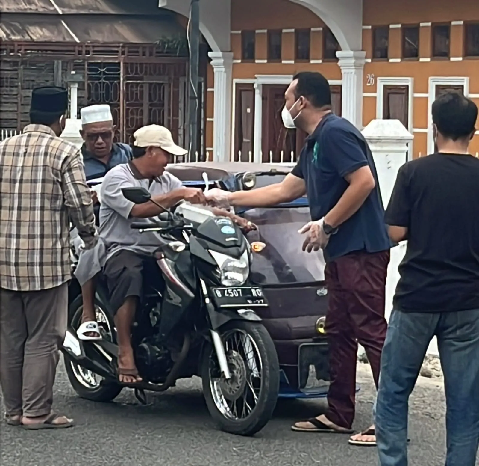 Peduli Kabut Asap, Rumah Sehat dan Warkop NHH Bagikan Masker dan Nasi Berkah kepada Pengendara
