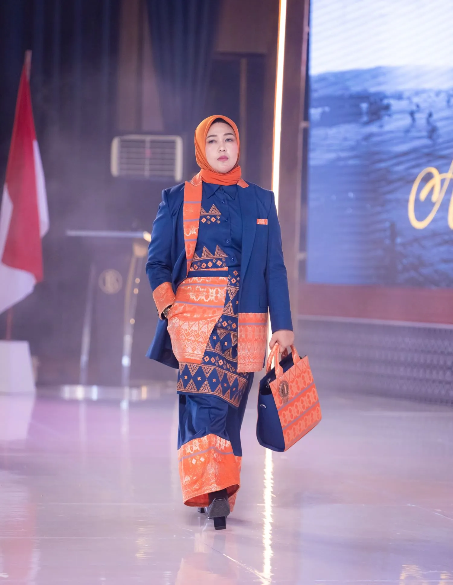 Ketua dan Wakil Ketua Dekranasda Aceh Besar Tampilkan Inovasi Wastra pada Meuseuraya Festival