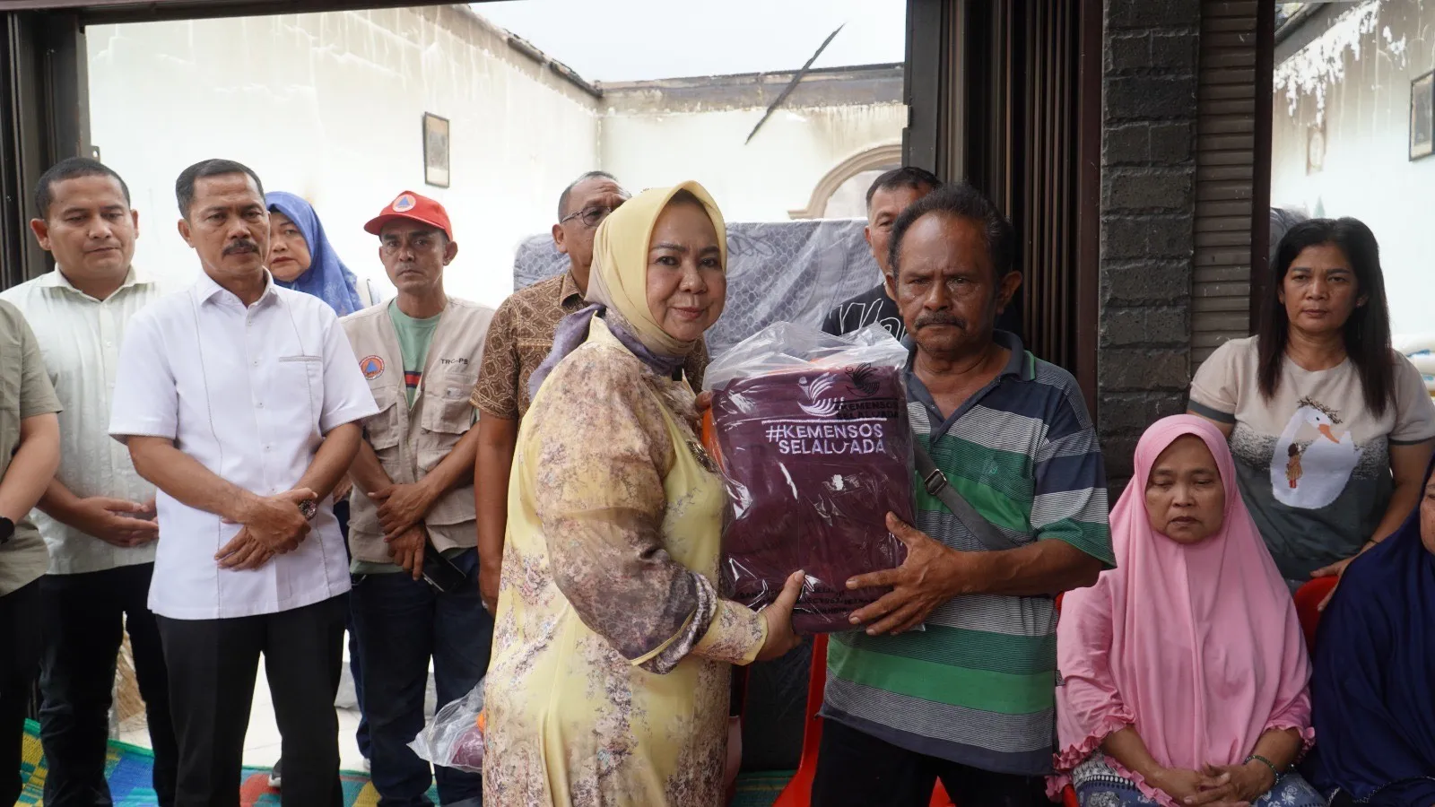 Plt. Bupati Tiorita Bantu Korban Kebakaran di Salapian