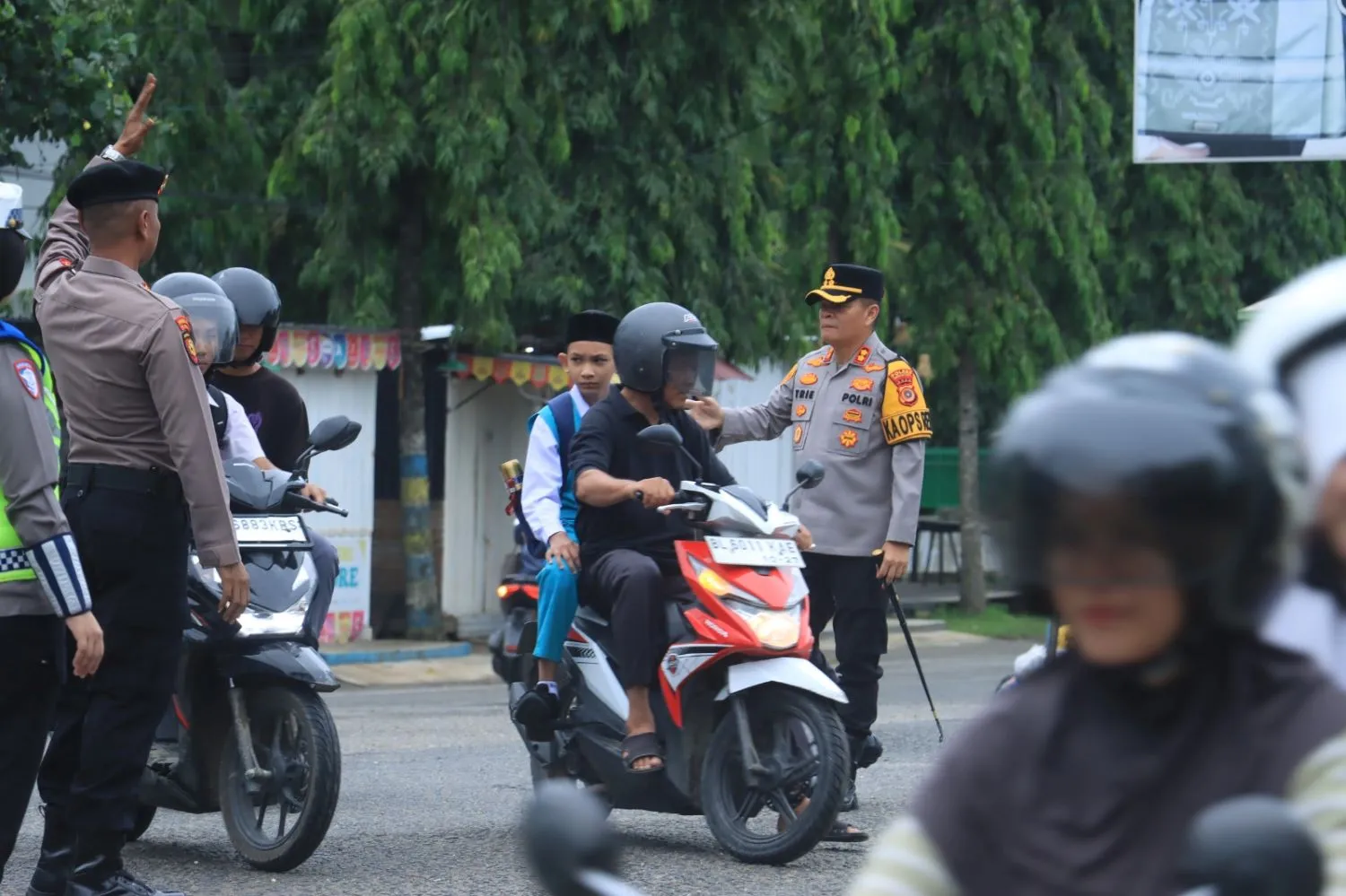 Senyum di Balik Peluit Pagi: Cerita Kapolres Aceh Utara Mengurai Riuh Jalanan